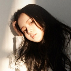 LEE HI