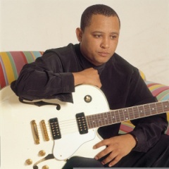 Allou April吉他谱